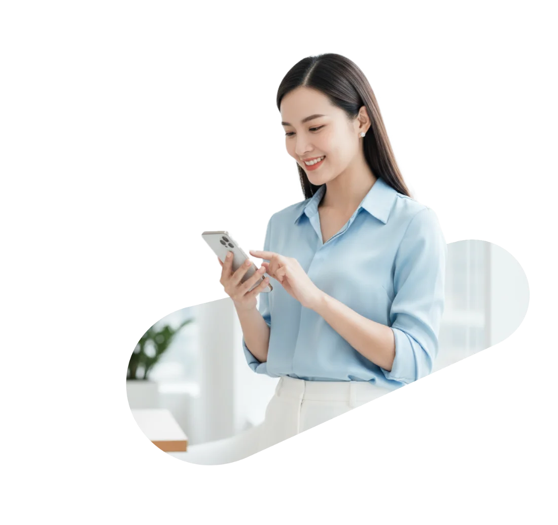 Nữ doanh nhân dùng BIZ MBBank trên điện thoại (ảnh 1100x1036)